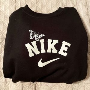 Crew neck with Nike logo + butterfly